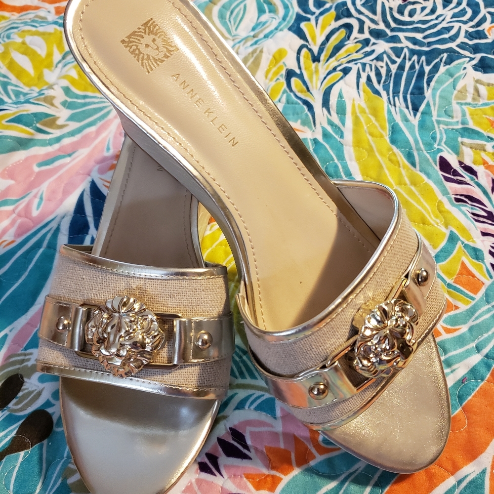 Gorgeous Anne Klein Dress Wedges size 9. Never worn.